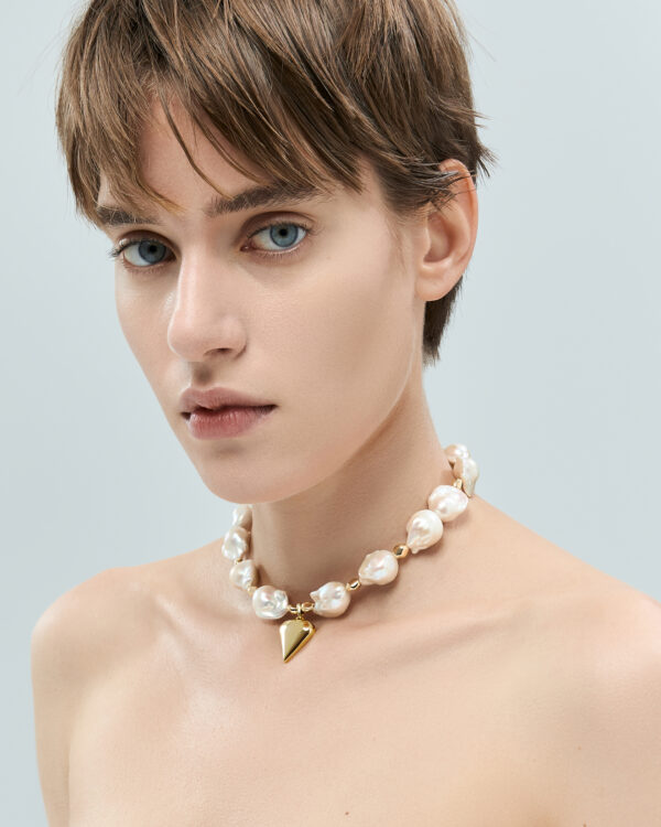 Baroque pearl choker